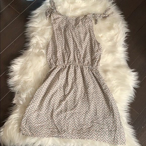 ✨Summer dress with adjustable tie straps!✨ - Picture 4 of 4